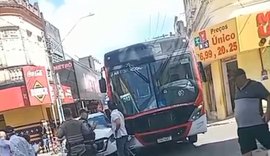 Vídeo: carro avança sinal e colide com ônibus no centro de Maceió