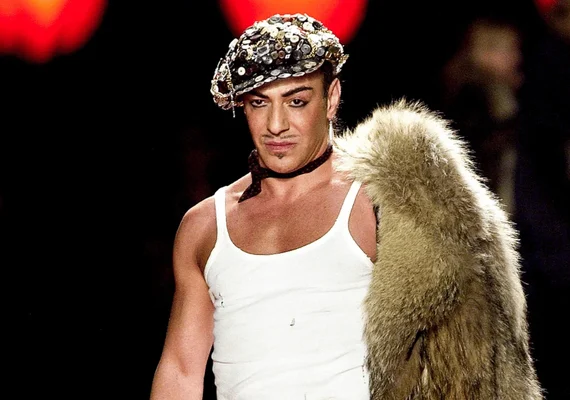 Pressão pública leva Met a cancelar exposição dedicada a John Galliano