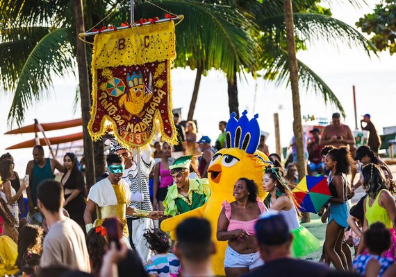 Pinto da Madrugada leva a folia do carnaval em cortejo pelo Marco dos Corais