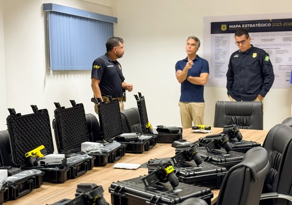 Rafael Brito reforça segurança da PRF com entrega de tasers em Alagoas