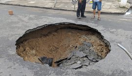 Cratera reabre e interdita rua localizada no bairro da Jatiúca