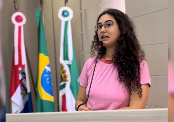 “Falta transparência e compromisso com a população”, diz Teca Nelma sobre novo empréstimo bilionário da Prefeitura
