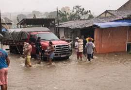 Rios transbordam após chuvas, Defesa Civil emite alerta e moradores deixam suas casas