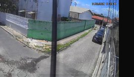 VÍDEO: mulher é assaltada à luz do dia e leva queda durante a ação em Maceió