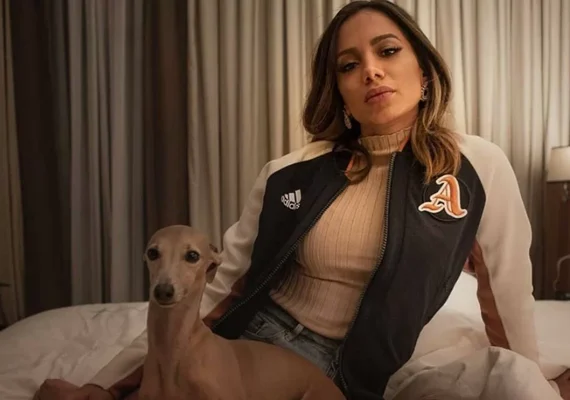Anitta invade quarto de Pedro Sampaio e namorado nos EUA; veja o vídeo