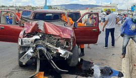 Van com pacientes de hemodiálise colide com caminhonete