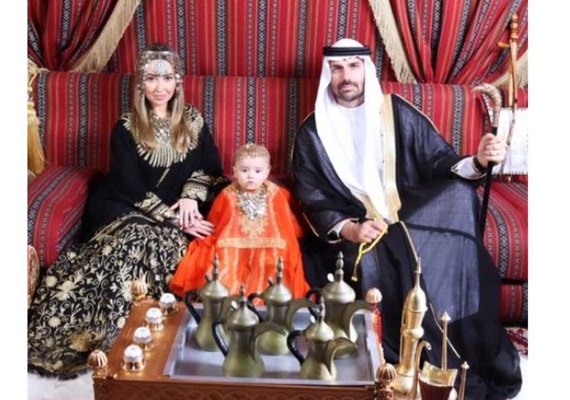 Foto de Eduardo Bolsonaro e família como 'sheik' provoca várias críticas