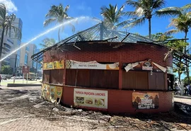 Incêndio destrói barraca de tapioca na orla da Pajuçara