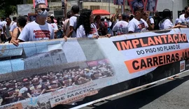 Agentes da saúde bloqueiam os dois sentidos da Avenida Fernandes Lima em manifestação