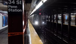 Chuva forte alaga estações do metrô de Nova York e assusta passageiros