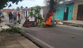 Moradores de Coqueiro Seco protestam devido falta de água