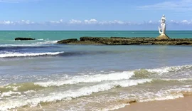 Surfista mineiro é resgatado após corrente de retorno prendê-lo em corais na Praia da Sereia