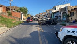 Vídeo: Motorista dorme ao volante e capota carro em ladeira da Chã de Bebedouro