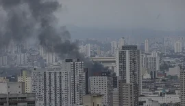 Prédio no Brás em São Paulo pega fogo e corre risco de desabar