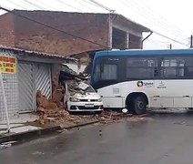 Colisão entre dois ônibus e dois carros deixa feridos no Clima Bom