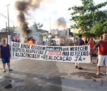 Moradores dos Flexais bloqueiam via em protesto reivindicando realocação