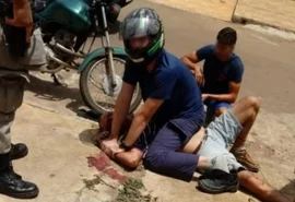 Homem imobiliza o próprio pai para evitar agressão contra a mãe