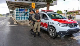 Homem é preso pela polícia por traficar drogas em mochila infantil