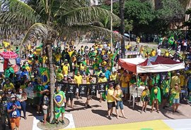 Feriado é marcado por manifestações na Orla de Maceió