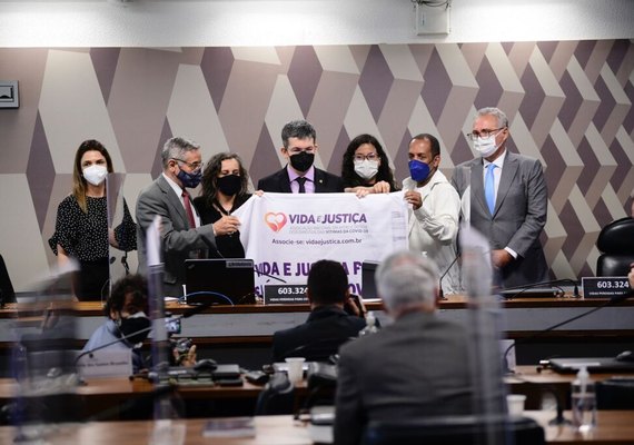 Após relatos de familiares em sessão da CPI, senadores prometem honrar vítimas da covid
