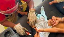 Menino de 3 anos fica preso em sofá após brincar com supercola