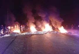 Moradores de Colônia Leopoldina bloqueiam BR-416 em protesto pelo assassinato de dois jovens