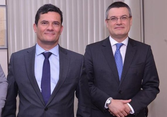 Bolsonaro contraria Moro e demite o diretor-geral da PF