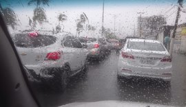 Chuvas em Maceió deixam trânsito congestionado