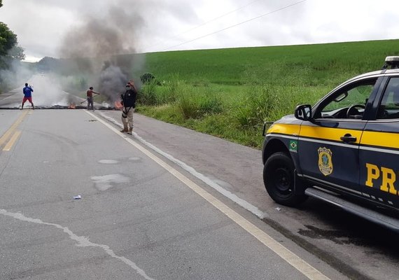 Indígenas fazem protesto e bloqueiam trecho da BR-101 em Joaquim Gomes