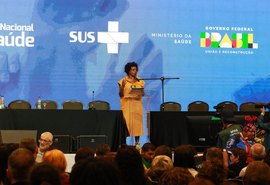 Ministra recebe manifestações de apoio ao abrir Conferência de Saúde