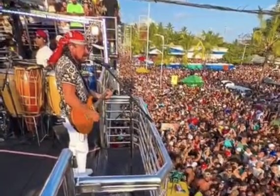 Bell Marques atrai multidão durante show em Maceió