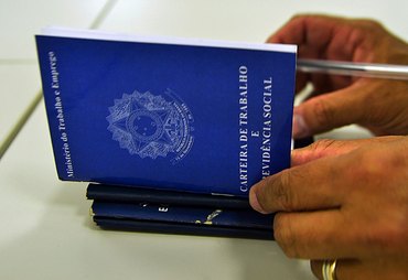 Pesquisa aponta preferência do brasileiro por emprego com carteira assinada