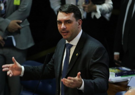Flávio Bolsonaro comemora classificação de CV e PCC como organizações terroristas