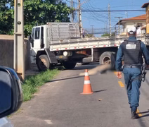 Motorista é atingido por caminhão enquanto fazia manutenção de veículo