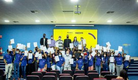 Equatorial Alagoas entrega certificados de cursos profissionalizantes para moradores do Cigano, em Maceió