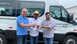 Gaspar entrega emendas de R$ 557 mil na forma de duas vans para duas cidades de AL