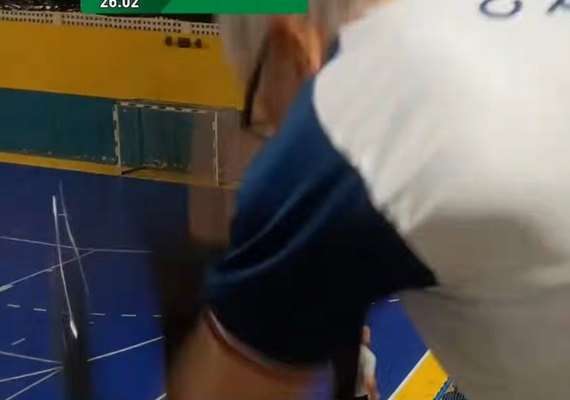 Diretor arremessa cadeira e acerta fotógrafo em jogo de handebol infantil