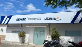 Prefeitura notifica empresa por instalar carregadores elétricos irregulares em postes