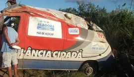 Ambulância fica destruída após ser atingida por caminhão enquanto transportava pacientes