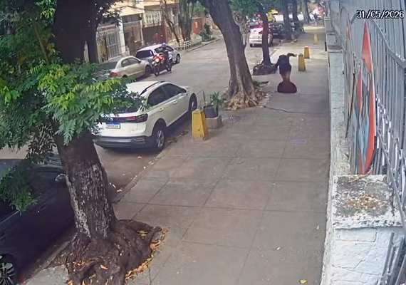 Mulher cai em bueiro após tampa solta ceder na Zona Norte do Rio