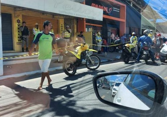 Homem é executado enfrente a esposa no Jacintinho