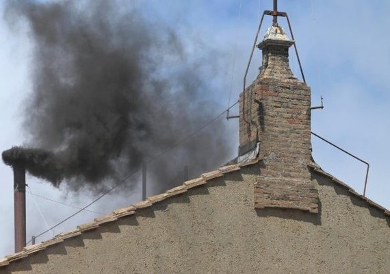 Conclave: segundo dia começa com fumaça preta; papa não foi escolhido