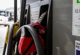 Gasolina sobe 2,25% em uma semana e chega a custar quase R$ 8