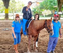 ﻿Como é a terapia com cavalos que ajuda crianças e adultos com autismo e deficiência
