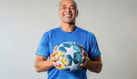 Capitão do Penta, Cafu autografa biografia na Bienal, a convite da Prefeitura de Maceió