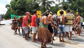 Indígenas voltam a bloquear trechos da BR-101, em Joaquim Gomes