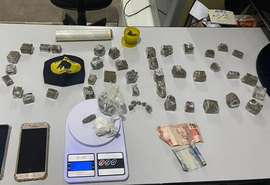 Dois jovens são presos portando cocaína em bar