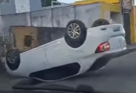 Carro capota na Rua João Ramalho, em Penedo