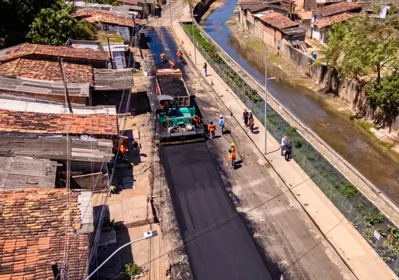 Pavimentação avança na via principal do Vale do Reginaldo e já alcança 1,2 km
