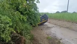 Viatura da PRF capota em pista molhada da BR-101 durante forte chuva